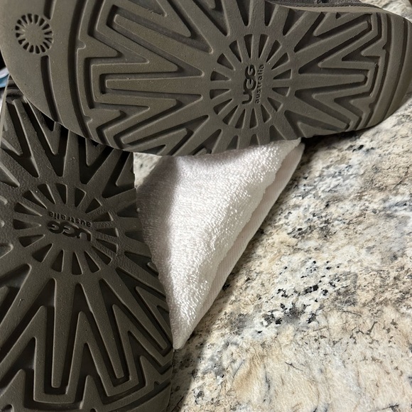 Bailey Button ll Gray Uggs (women size: 7) - Picture 5 of 7